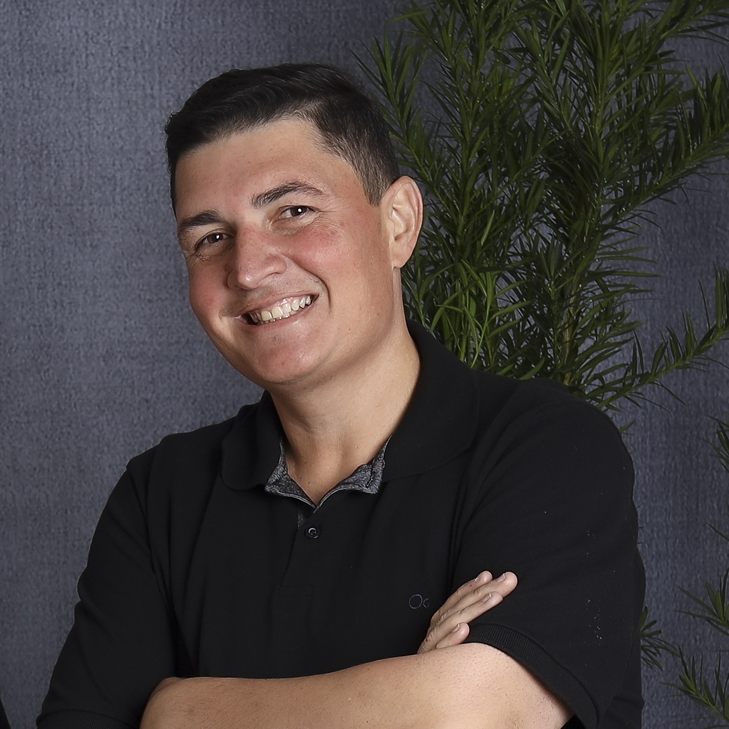 Retrato com postura executiva e fundo neutro