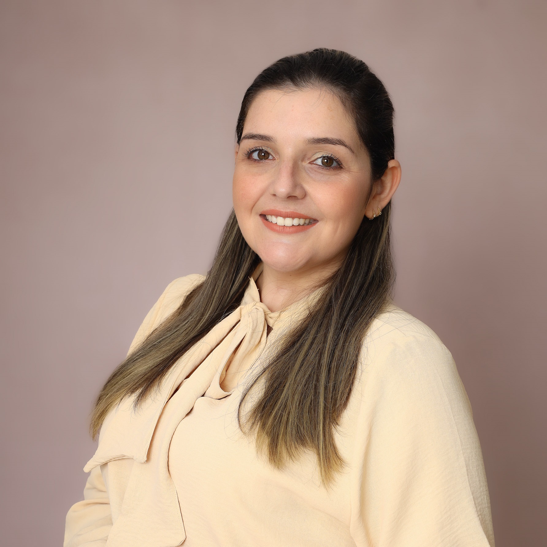 Foto de perfil profissional feminino no Estúdio Evydência